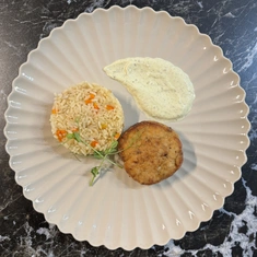 Котлета куриная с рисом и овощами