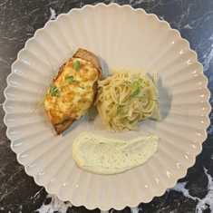 Куриная грудка с овощами и макаронами